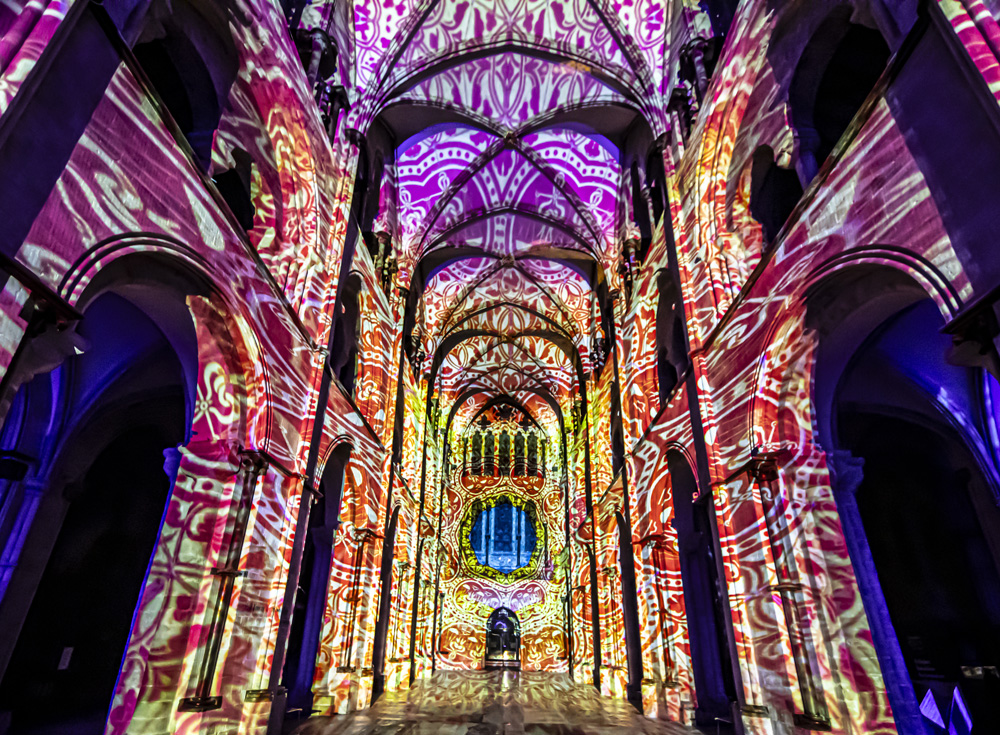 Luxmuralis-Chichester-Cathedral-950-oct-son-et-Lumiere-light-show-projection-art-mapping-sound-and-light-showepic-art-projection-art-cathedral-light-show_11-smv