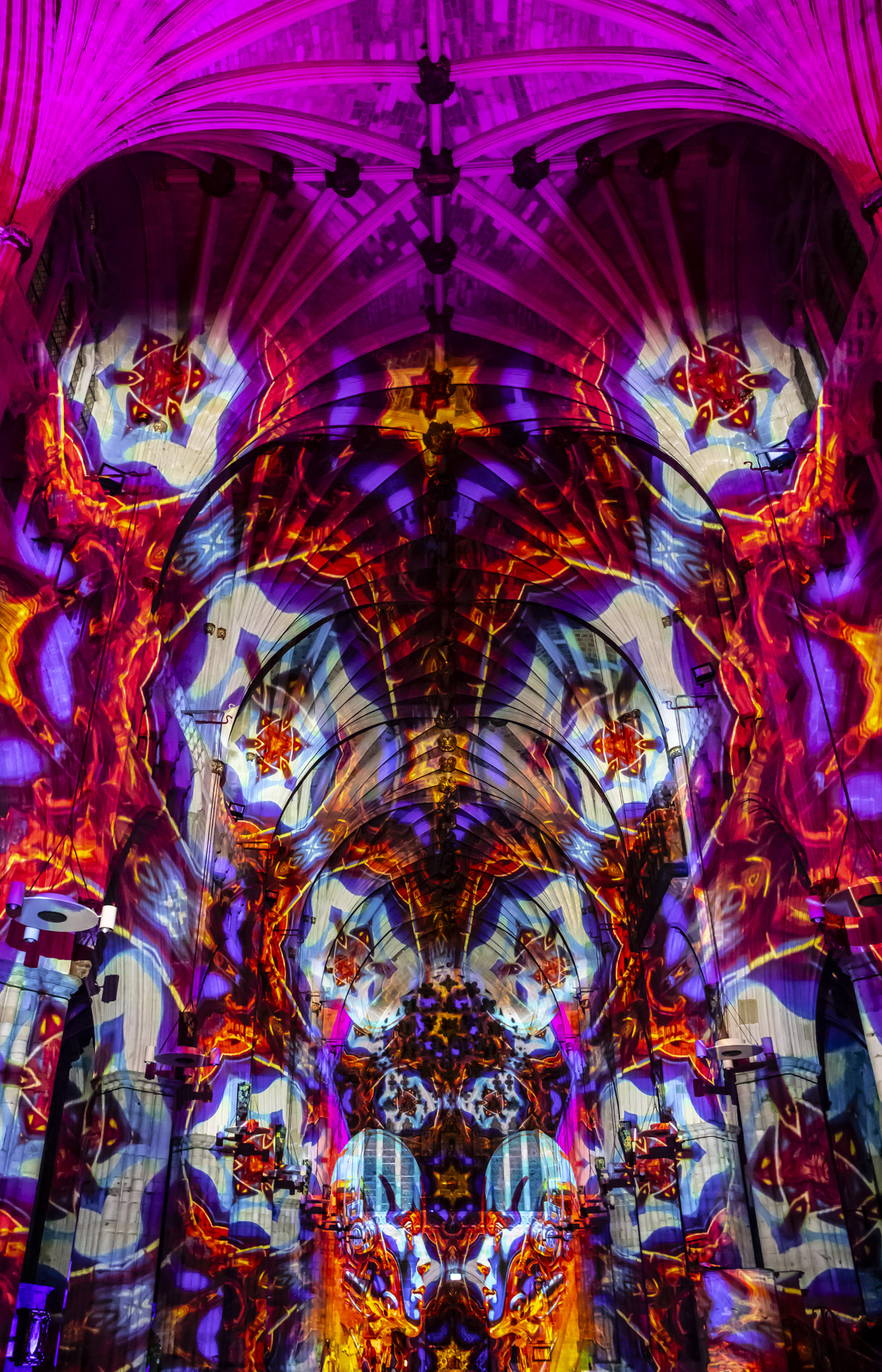 Luxmuralis-Exeter-Cathedral-Storytellerson-et-lumiere-light-show-light-and-sound-projection-art-light-art-epic-art_15